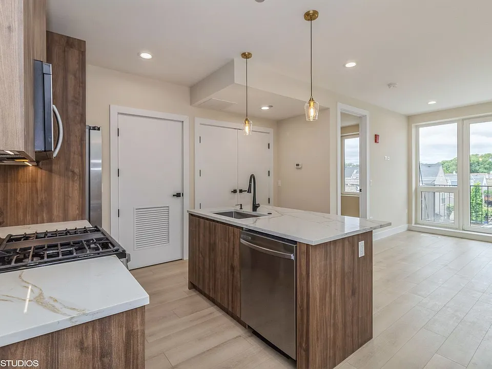 3043 W Irving Park Rd #305