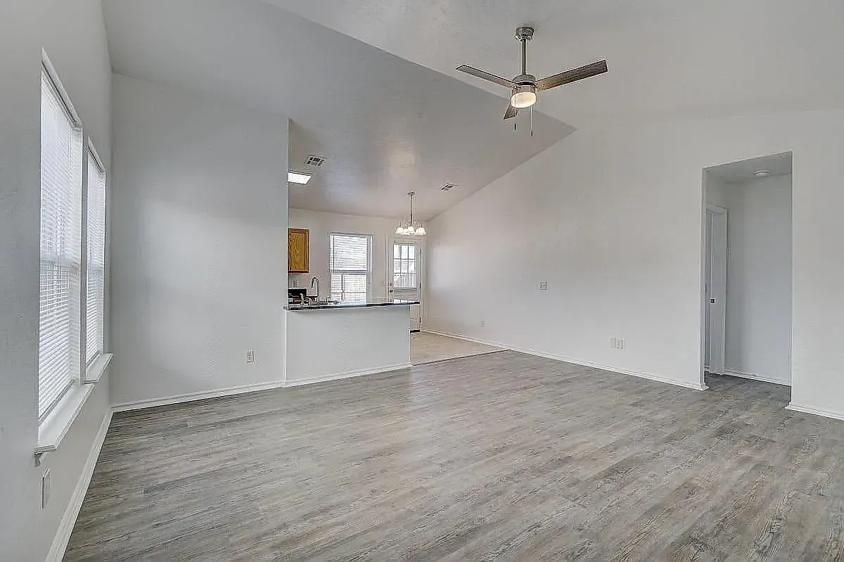 3 bed, 1230 sqft, $1,300 — Photo 3