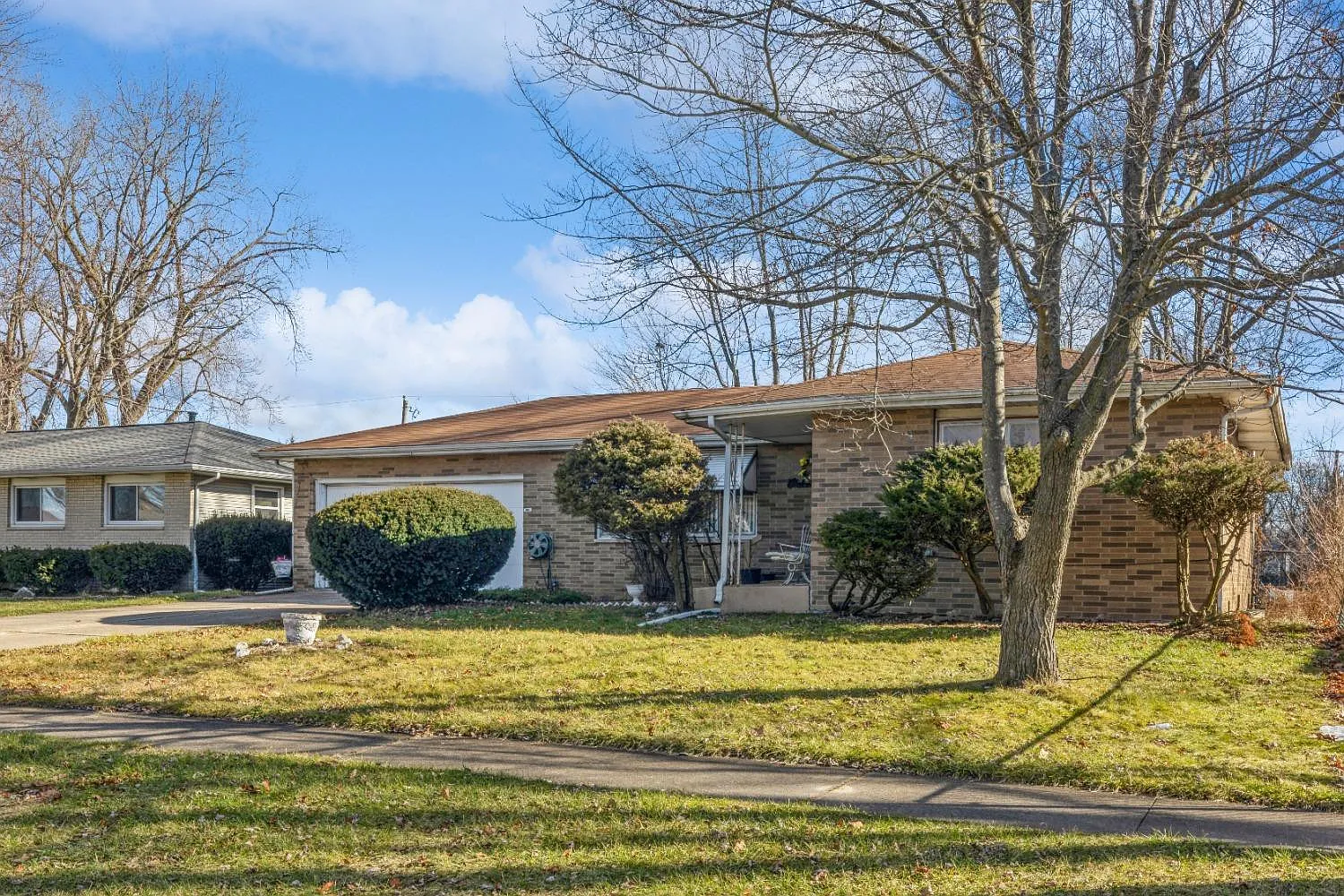 338 Crestwood Dr photo 1