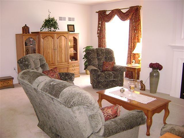 Family room w/ gas fireplace