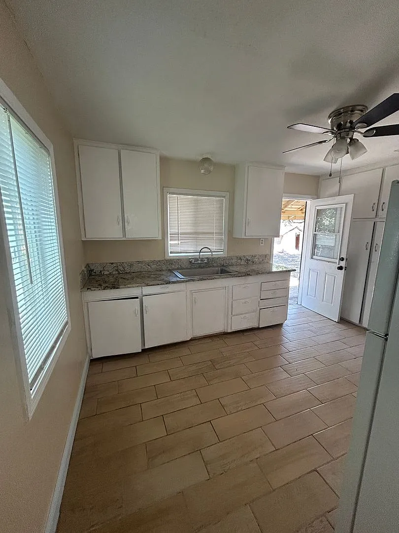Charming 2 bedroom in the Heart of Armona — Photo 4