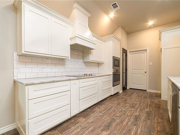 2nd image of 603 Oaklawn Dr
