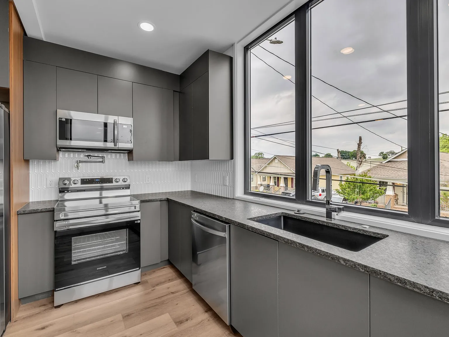 1 bed, 1.5 bath, 1200 sqft, $1,600 — Photo 4