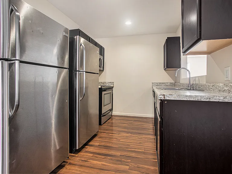 2621 Redwood Ave — Photo 7