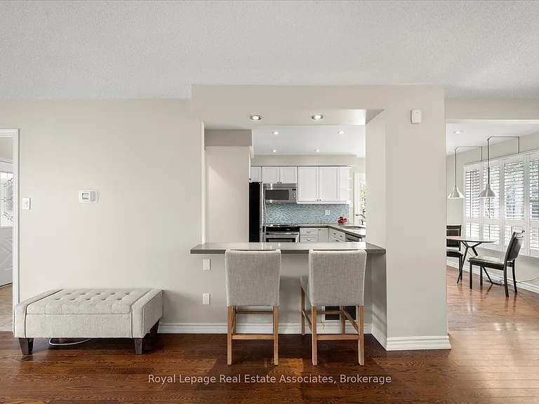 438 Claremont Cres — Photo 11