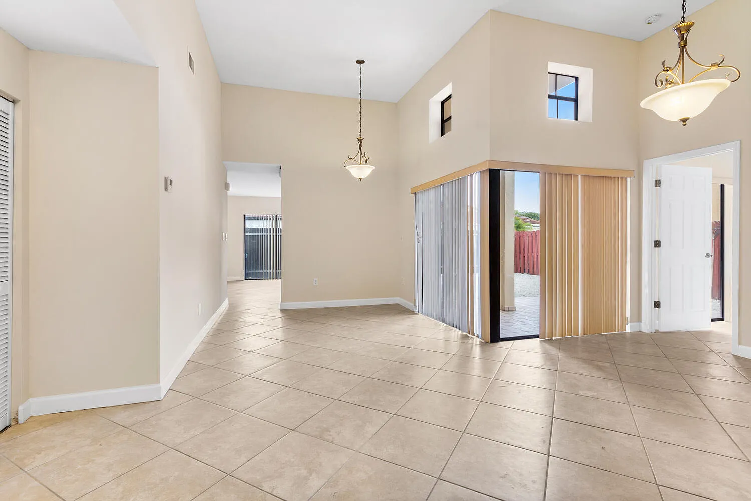 3 bed, 2.0 bath, 1372 sqft, $4,000 — Photo 3