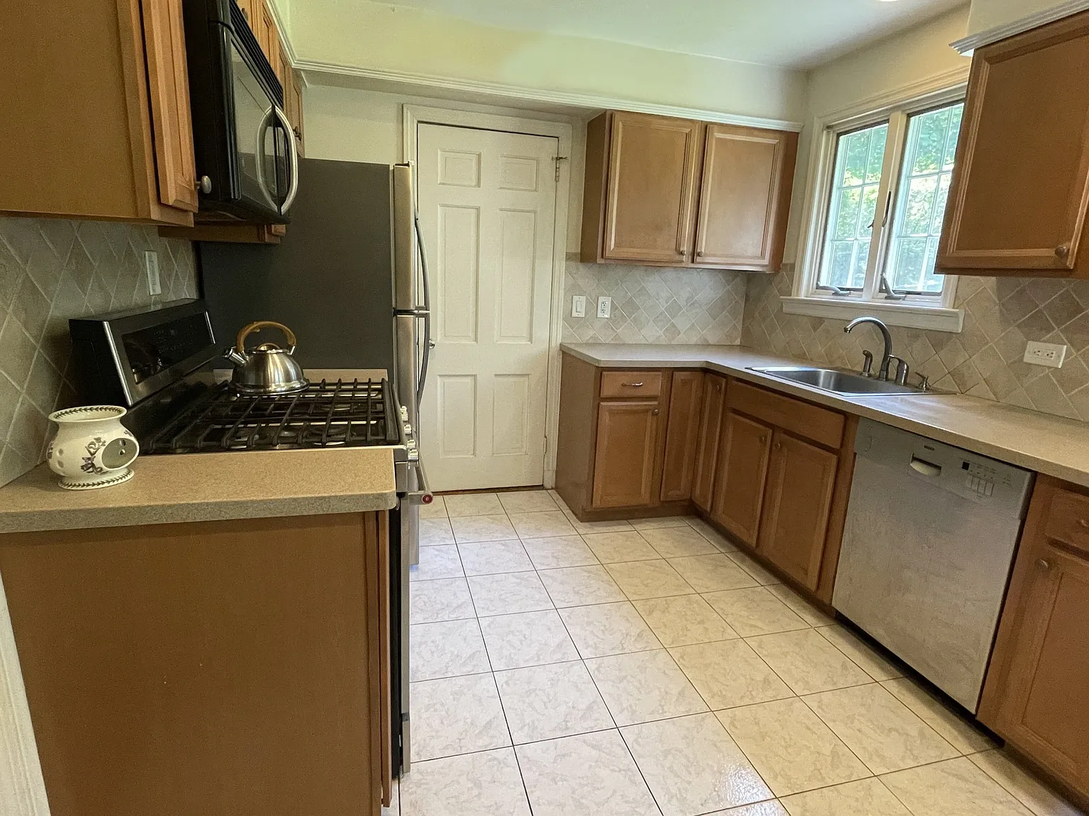 4 bed, 3.5 bath, 2299 sqft, $9,200 — Photo 4