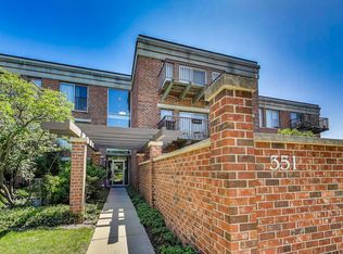 351 Kelburn Rd APT 112, Deerfield, IL 60015