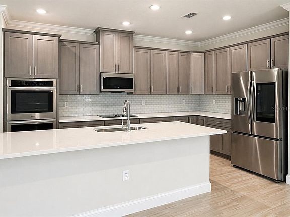 3rd image of 820 SUNSHOWER DRIVE