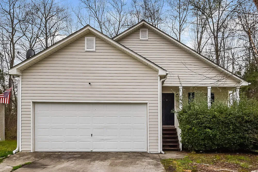 3 bed, 2.0 bath, 1216 sqft, $2,490 — Photo 1