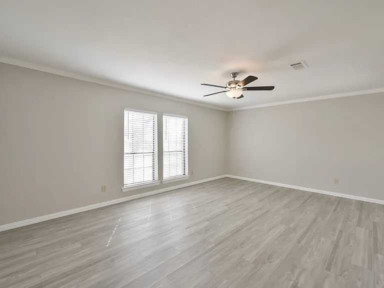 1521 Stratford Dr — Photo 7