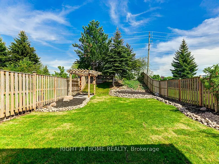 402 Lausanne Cres — Photo 34