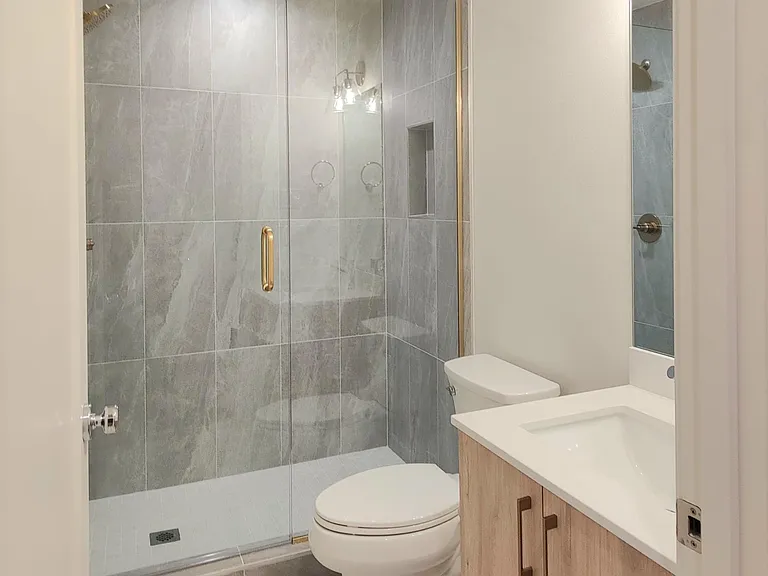Bathroom (3rd floor)
