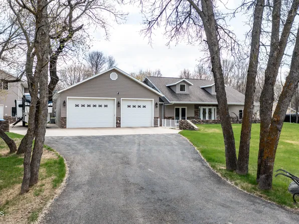 9019 Briardale Dr, Bismarck, ND 58504