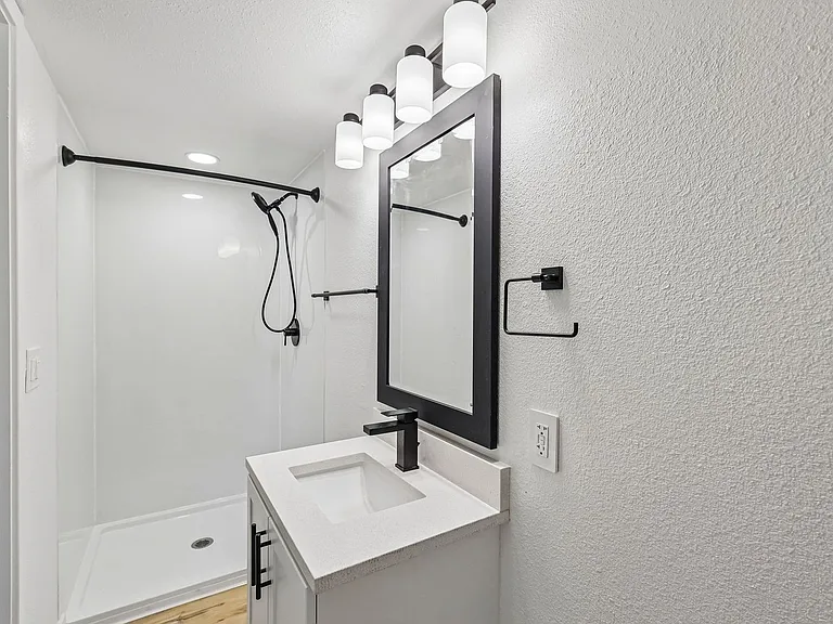 The Crest |NEWLY Renovated Studios, Lofts, 1, 2 & 3 Bedroom Homes Near the Beach — Photo 57