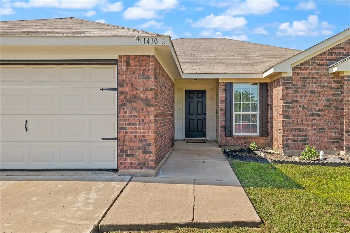 4 bed, 1823 sqft, $2,500 — Photo 1
