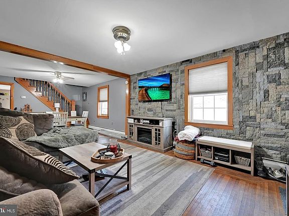 3rd image of 332 N Nice St