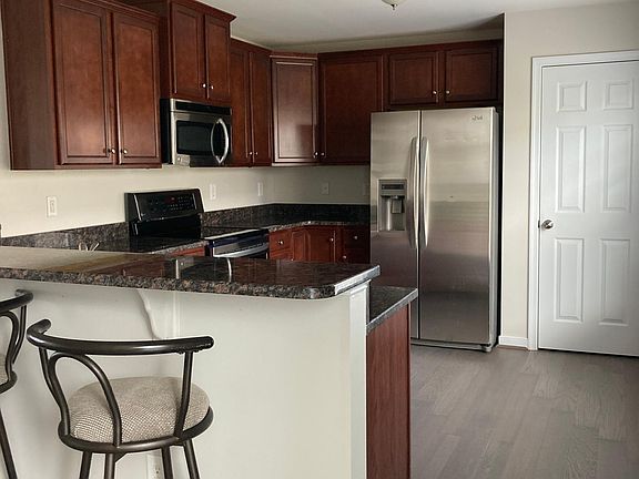 Kitchen - granite countertops, pantry, stainless appliances - Second floor