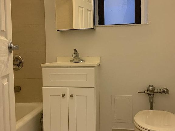 5th image of 234 E 52nd St #6F