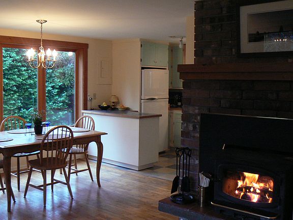 Living room/dining area