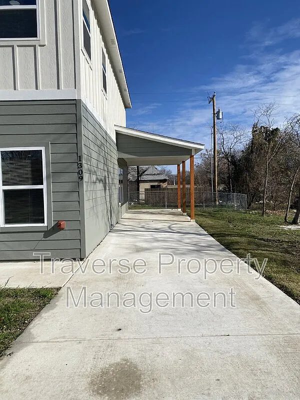 3 bed, 2.5 bath, 1555 sqft, $2,095 — Photo 4