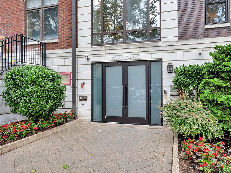 1300 Grand St #201 — Photo 18