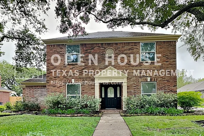 719 Fernglade Dr — Photo 1