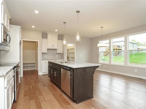 3rd image of 1016 NE Brookfield Dr