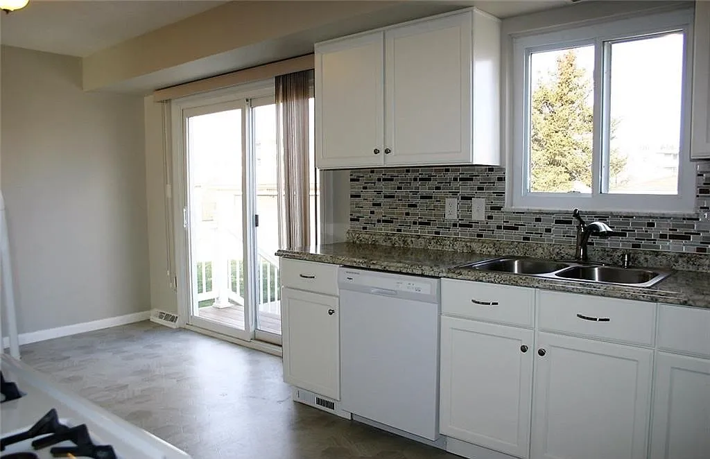 3 bed, 1074 sqft, $2,100 — Photo 3