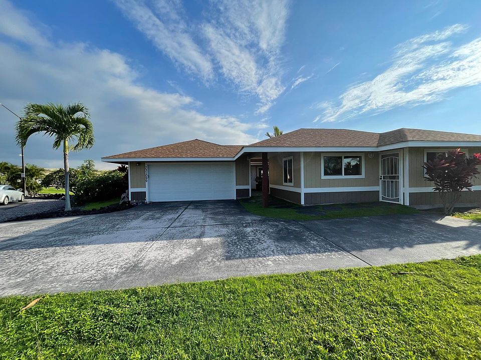 View of large driveway (Ohana unit entrance is the door all the way on the right).