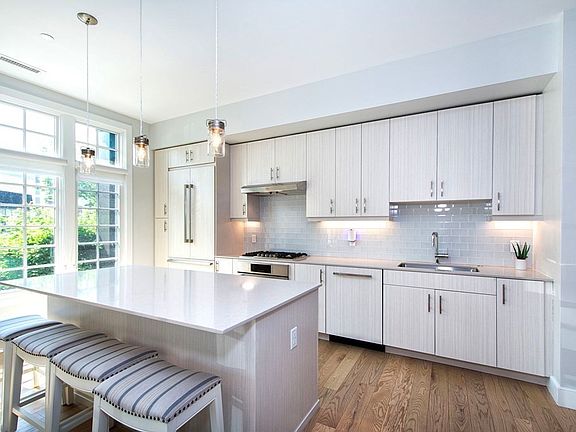 3rd image of 10 Shipyard Dr #102