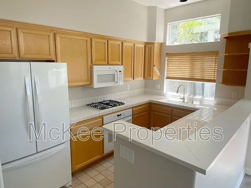 2 bed, 2.5 bath, 1090 sqft, $3,600 — Photo 3