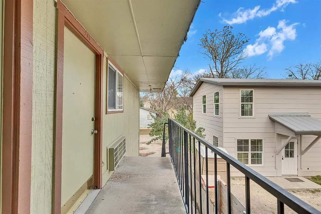 1 bed, 1.0 bath, 400 sqft, $725 — Photo 2