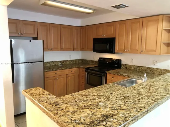 5201 Geneva Way APT 102, Doral, FL 33166