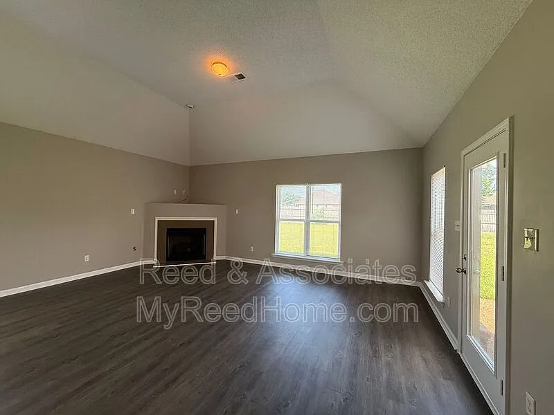 3 bed, 2.0 bath, 1903 sqft, $1,925 — Photo 2