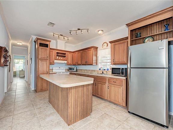 3rd image of 621 Lily Of The Valley Dr