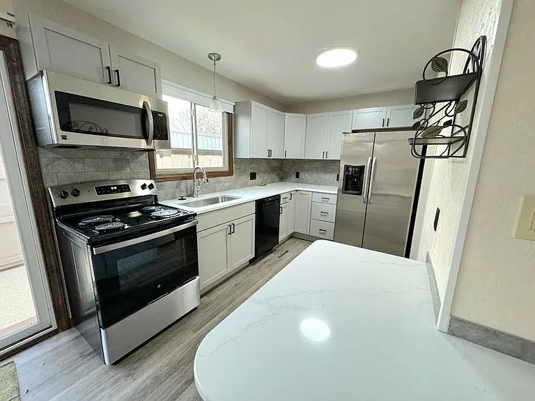 1911 Glendale Rd — Photo 2
