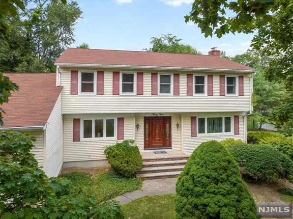34 Laura Ln, Park Ridge, NJ 07656