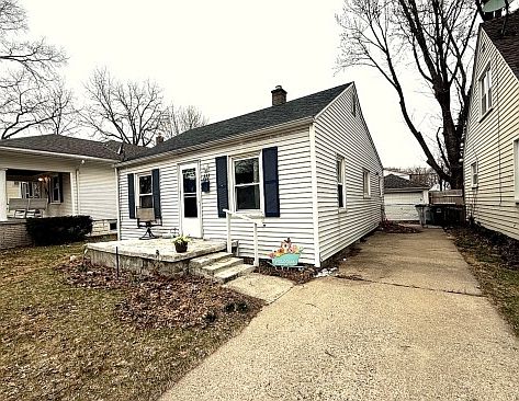 3rd image of 111 E Shevlin Ave