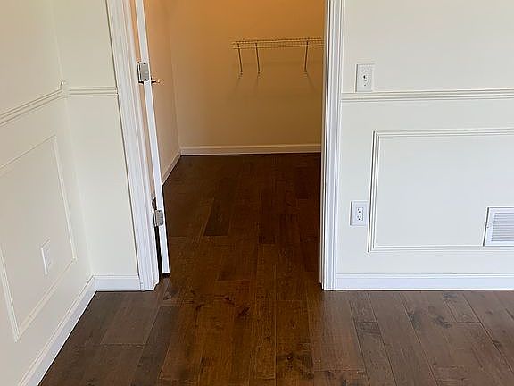 Bedroom walk-in closet - 