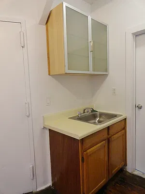 Rented by Perry Associates NYC Inc | media 26