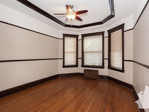 3rd image of 1043 W Dakin St #1G