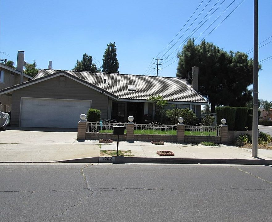 1st image of 1202 E Tam O Shanter St
