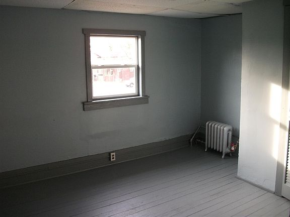 middle bedroom