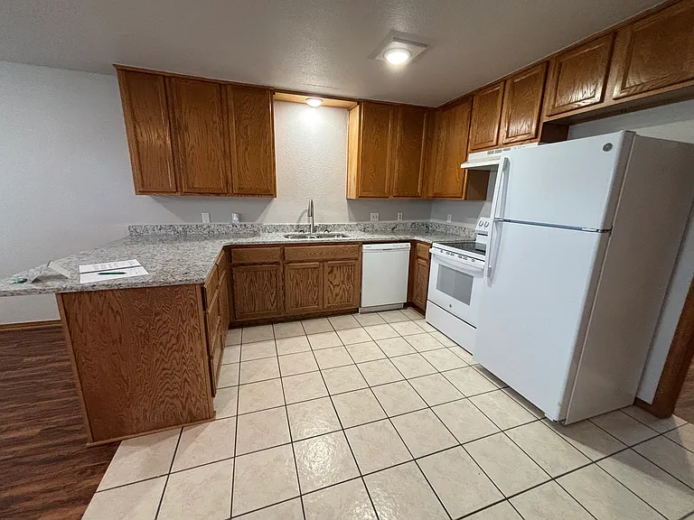 Park Plaza Apartments — Photo 14