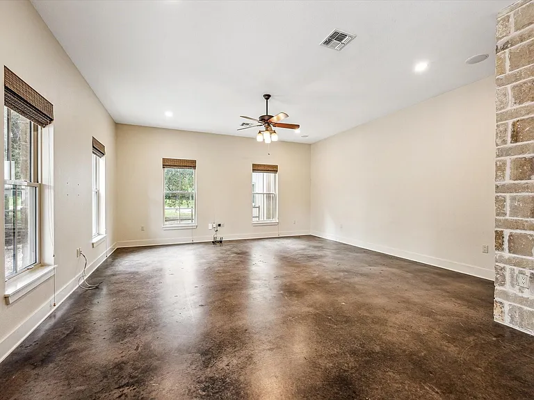 1661 Guenther Rd — Photo 8
