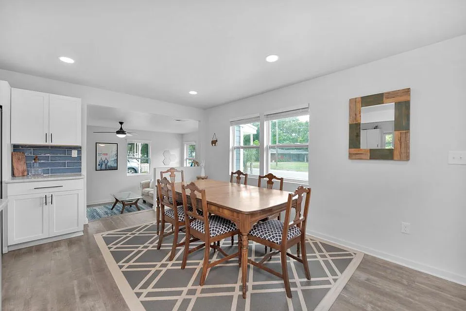3 bed, 2.5 bath, 1306 sqft, $2,200 — Photo 4
