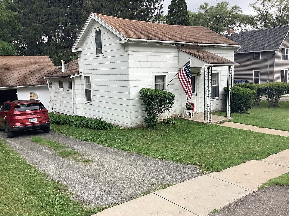 Front View w Attached Garage