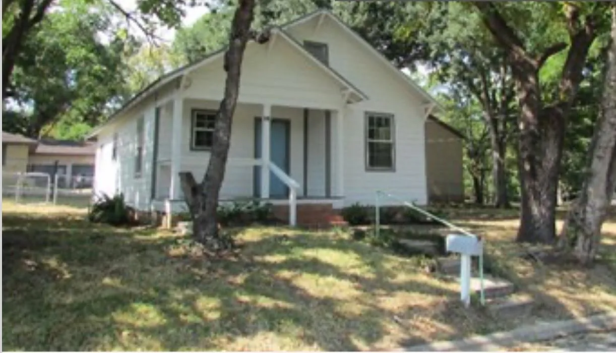 2 bed, 1.0 bath, 932 sqft, $1,395 — Photo 1