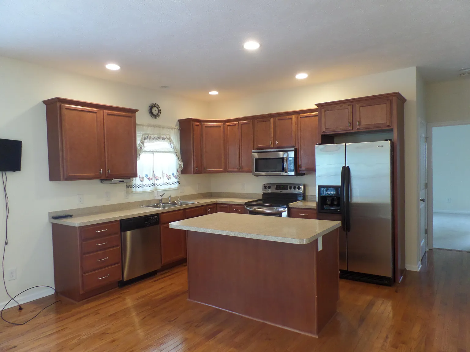 3 bed, 2.0 bath, 1600 sqft, $2,100 — Photo 4